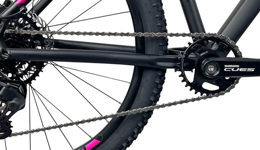 Rower górski MTB INDIANA X-Pulser 3.7 D19 27.5 cala damski Czarno-fuksjowy zbliżenie na korbę wolnobieg i łańcuch lekka wydajna konstrukcja korby korba SHIMANO typu FC-U4000 9V kaseta SHIMANO typu 11-46T 9 Speed solidność wytrzyma bardzo duży nacisk na pedały