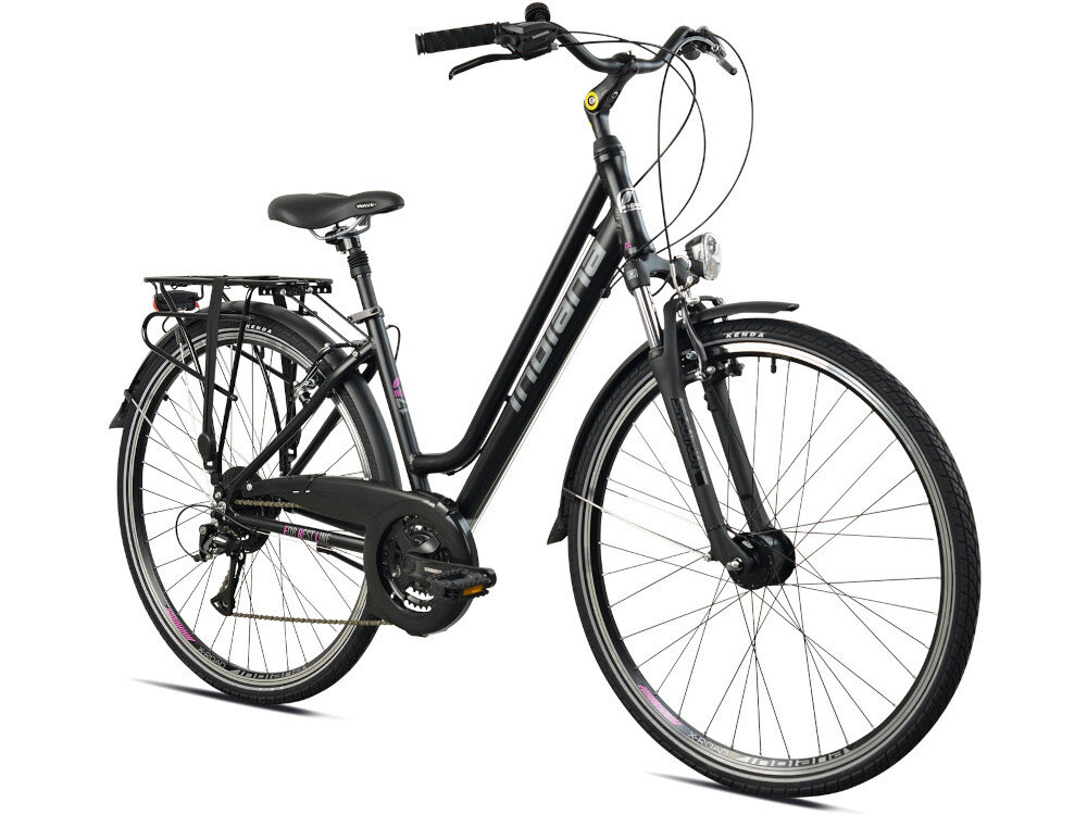 Rower trekkingowy INDIANA X-Road 3.0 D17 28 cali damski  Czarno-fioletowy rower na białym tle widoczny pod skosem do jazdy w mieście poza miastem dla kobiet komfort jazdy po asfalcie po nieutwardzonych drogach trekkingowa geometria jazda w niemęczącej naturalnej wyprostowanej pozycji