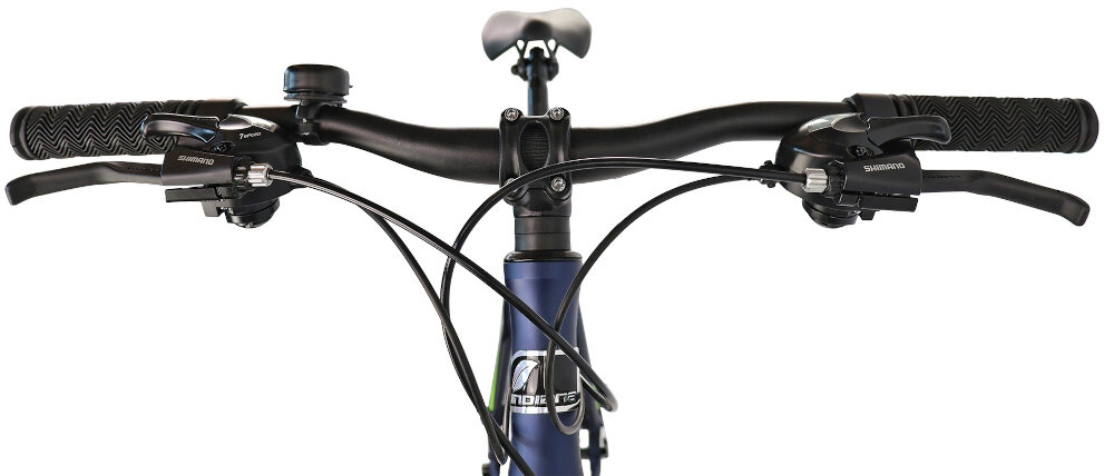 Rower górski MTB INDIANA X-Pulser 2.6 M19 26 cali męski Czarno-zielony zbliżenie na kierownicę kierownica widoczna od przodu kierownica marki SOVEREIGN typu SE-707 FOV W.640 aluminiowy wspornik INDIANA typu Ahead Aluminium FOV lekkość trwałość manetki pokryte antypoślizgowym materiałem pewny chwyt