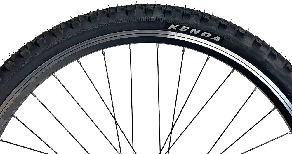 Rower górski MTB INDIANA X-Pulser 1.6 M19 26 cali męski Czarno-czerwony zbliżenie na oponę rozmiar koła 26 cali łatwe pokonywanie przeszkód duży kontakt koła z podłożem szerokie opony marki KENDA dobra przyczepność dwuściankowe obręcze marki BERETTA zachowanie regularnego kształtu kół stabilne trzymanie opony bezpieczna i komfortowa jazda regularne sprawdzanie ciśnienia powietrza wartość na bocznej części opony