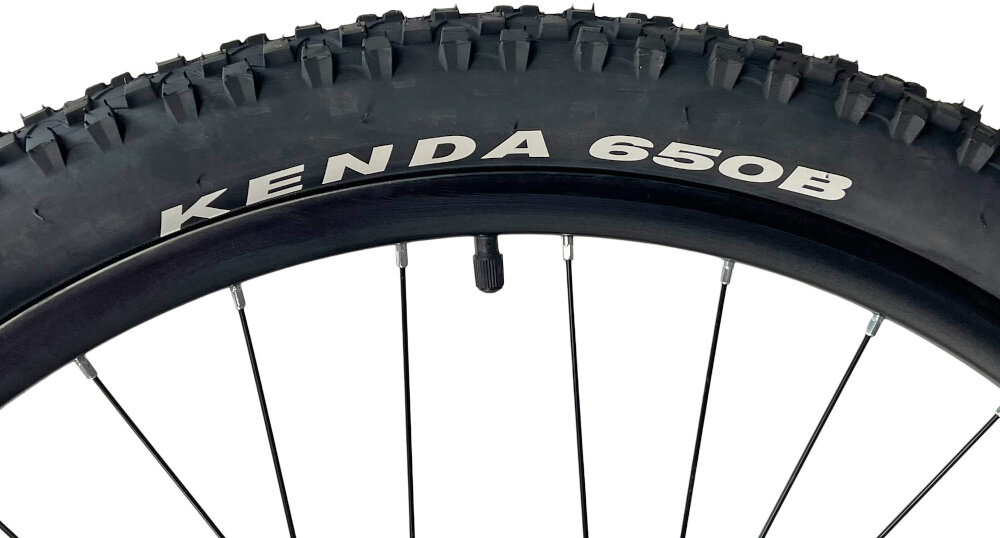 Rower górski MTB INDIANA X-Pulser 3.7 D21 27.5 cala damski Czarno-fuksjowy zbliżenie na oponę rozmiar koła 27,5 cali łatwe pokonywanie przeszkód duży kontakt koła z podłożem szerokie opony marki KENDA dobra przyczepność dwuściankowych obręczach marki BERETTA zachowanie regularnego kształtu kół stabilne trzymanie opony bezpieczna i komfortowa jazda regularne sprawdzanie ciśnienia powietrza wartość na bocznej części opony