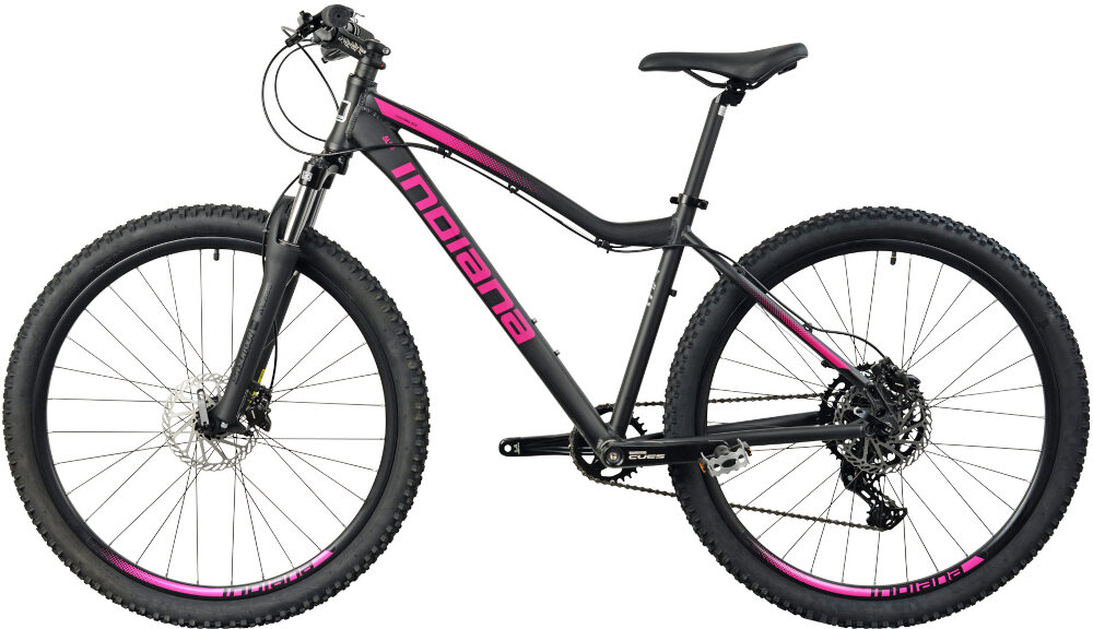 Rower górski MTB INDIANA X-Pulser 3.7 D21 27.5 cala damski Czarno-fuksjowy rower na białym tle widoczny z boku specjalne gwinty możliwość przymocowania uchwytu na bidon odblaski dobrze widoczny na drodze bezpieczna jazda dzwonek na kierownicy
