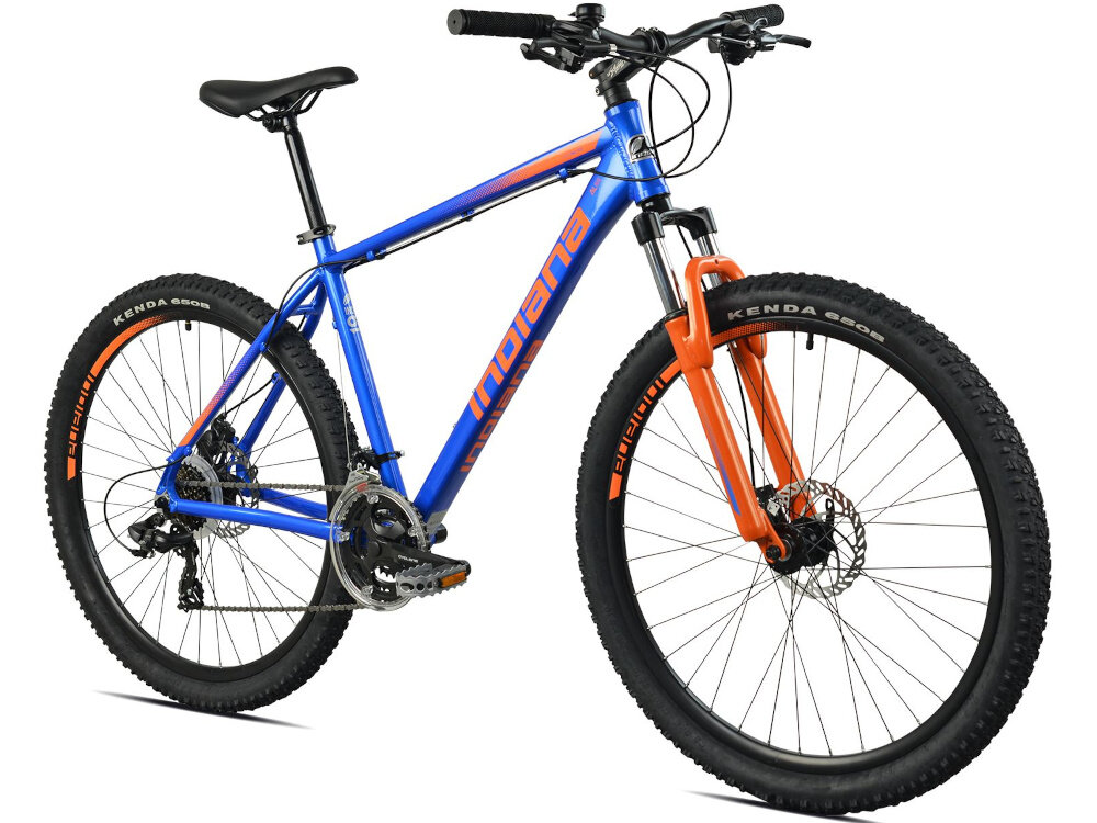Rower górski MTB INDIANA X-Pulser 2.7 M17 27.5 cala męski Niebiesko-pomarańczowy rower na białym tle widoczny od przodu po skosie góral pojazd dla sportowców do jazdy wyczynowej uniwersalny dla amatorów zwrotny łatwo wchodzi w zakręty do jazdy w mieście za miastem w lesie na górskim szlaku w błocie nie za głębokim piachu