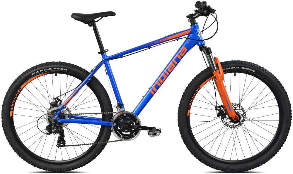 Rower górski MTB INDIANA X-Pulser 2.7 M17 27.5 cala męski Niebiesko-pomarańczowy rower na białym tle widoczny z boku specjalne gwinty możliwość przymocowania uchwytu na bidon odblaski dobrze widoczny na drodze dzwonek na kierownicy