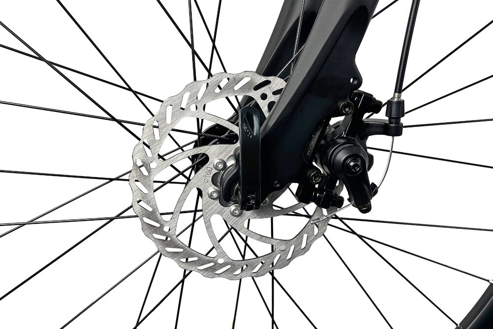 Rower crossowy INDIANA X-Cross 2.0 M17 męski Czarno-czerwony zbliżenie na tylny hamulec podstawa bezpieczeństwa hamulce tarczowe mechaniczne bardzo duża siła hamowania sprawdzają się w każdych warunkach pogodowych i na każdej trasie hamulce z przodu i z tyłu podwójny pakiet bezpieczeństwa