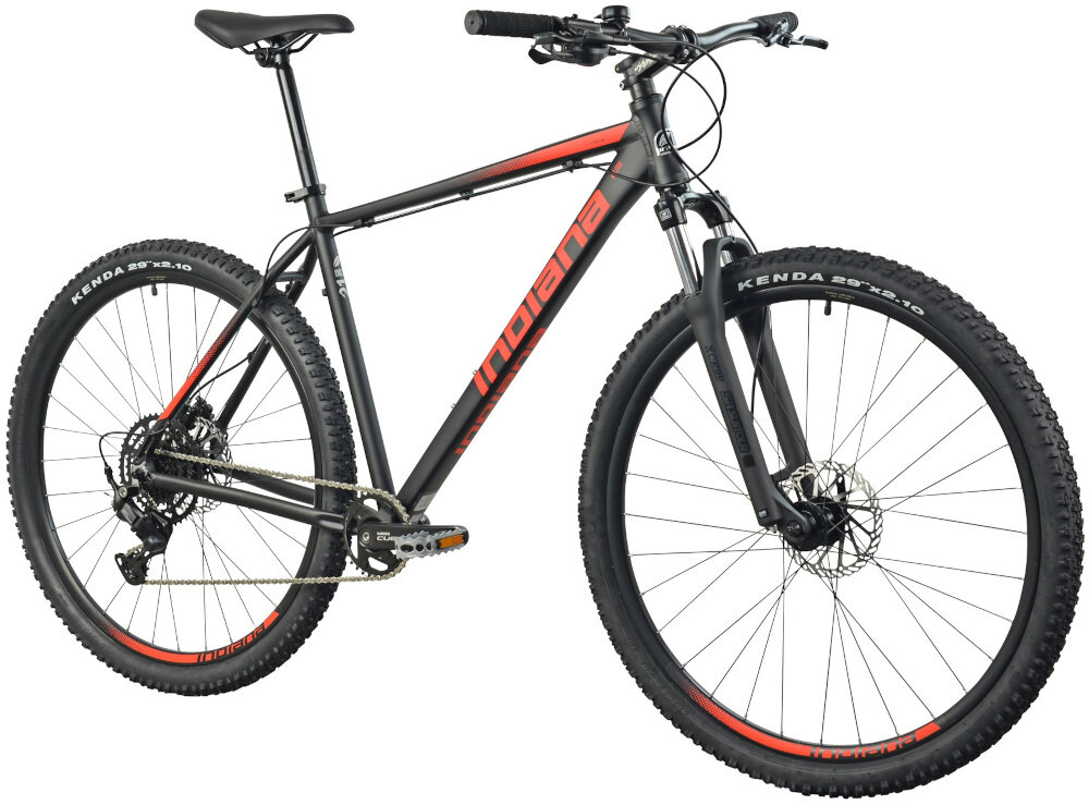Rower górski MTB INDIANA X-Pulser 2.9 M23 29 cali męski Czarno-czerwony rower na białym tle widoczny od przodu po skosie góral pojazd dla sportowców do jazdy wyczynowej uniwersalny dla amatorów zwrotny łatwo wchodzi w zakręty do jazdy w mieście za miastem w lesie na górskim szlaku w błocie nie za głębokim piachu