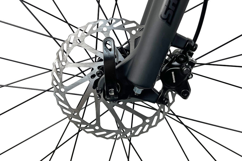 Rower górski MTB INDIANA X-Pulser 2.9 M23 29 cali męski Czarno-czerwony zbliżenie na tylny hamulec podstawa bezpieczeństwa hamulce tarczowe hydrauliczne duża siła hamowania sprawdzają się w każdych warunkach pogodowych i na każdej trasie płyn hamulcowy hamulce z przodu i z tyłu podwójny pakiet bezpieczeństwa