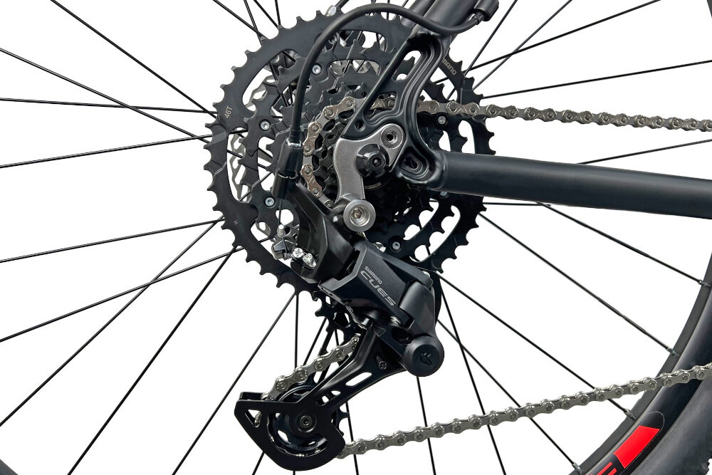 Rower górski MTB INDIANA X-Pulser 2.9 M23 29 cali męski Czarno-czerwony zbliżenie na tylną przerzutkę przerzutki marki przerzutki marki SHIMANO 9 biegów duża wytrzymałość sprawne działanie zmiana biegów jest płynna i bezproblemowa tylny napęd SHIMANO CUES niewiarygodnie płynna szybka zmiana przełożeń wytrzymałość