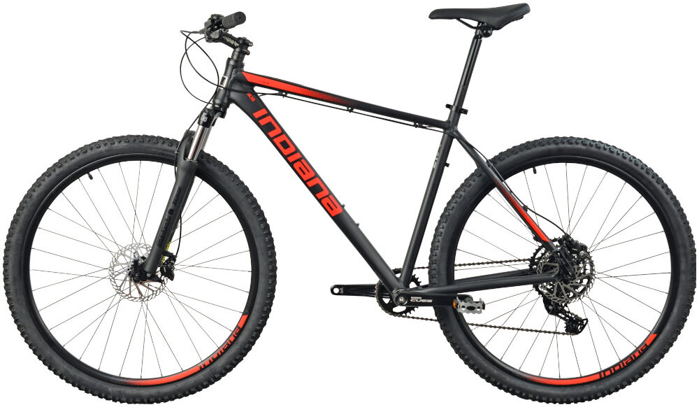 Rower górski MTB INDIANA X-Pulser 2.9 M23 29 cali męski Czarno-czerwony rower na białym tle widoczny z boku specjalne gwinty możliwość przymocowania uchwytu na bidon odblaski dobrze widoczny na drodze bezpieczna jazda dzwonek na kierownicy