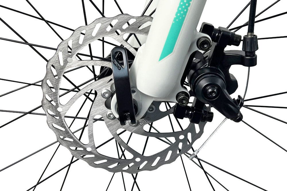Rower górski MTB INDIANA X-Pulser 2.6 D19 26 cali damski Miętowo-biały zbliżenie na tylny hamulec podstawa bezpieczeństwa hamulce tarczowe mechaniczne sprawdzą się w każdych warunkach pogodowych i na każdej trasie bardzo duża siła hamowania hamulce z przodu i z tyłu podwójny pakiet bezpieczeństwa