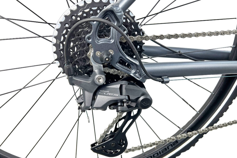 Rower crossowy INDIANA X-Cross 5.0 D19 28 cali damski Ciemnoszary zbliżenie na tylną przerzutkę przerzutki marki przerzutki marki SHIMANO 20 biegów duża wytrzymałość sprawne działanie zmiana biegów jest płynna i bezproblemowa napęd SHIMANO CUES płynna i szybka zmiana przełożeń wytrzymałość