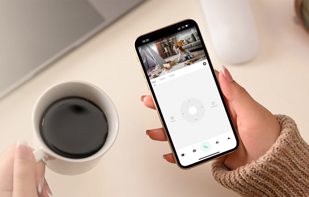 Kamera BOTSLAB C212 - Monitorowanie 360°, smartfon z aplikacją kamery, osoba pijąca kawę