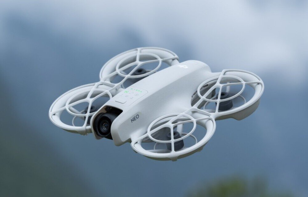 Ochrona DJI Care Refresh do Neo (24 miesiące) dron w powietrzu na rozmytym tle opis