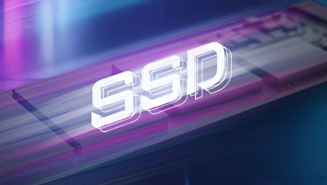 Logo SSD na tle w odcieniach fioletu i niebieskiego.   - pojemny dysk SSD PCIe NVMe 4.0 x4