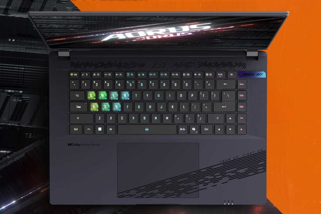 Laptop gamingowy GIGABYTE Aorus 16X na wystawie, z widoczną podświetlaną klawiaturą.  - Klawiatura 