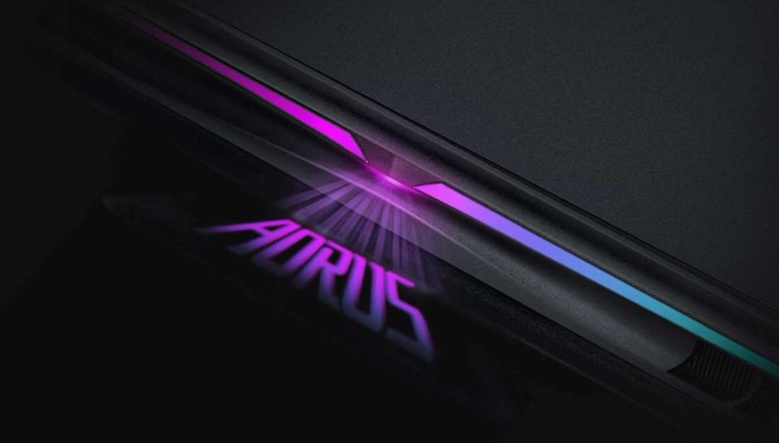 Tył laptopa z fioletowym światłem świecącym przez obudowę.  - Starannie wykonany RGB Fusion 