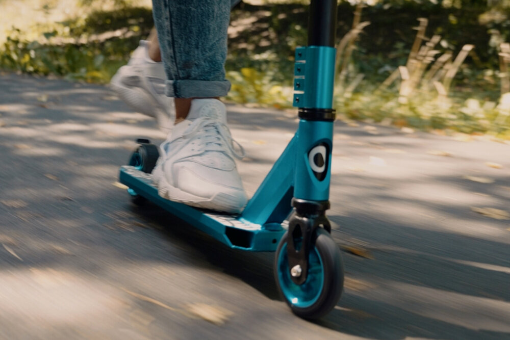 Hulajnoga wyczynowa LIONELO Whizz Niebieski wysokiej jakosci kolka PU z serii High Rebound sredcnia 110 mm twardosc 90A przyczepnosc stabilnosc plynnosc zaawansowane lozyska ABEC-9