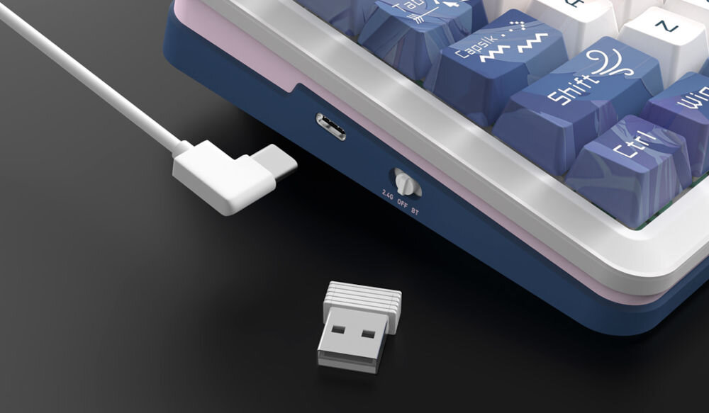 Klawiatura REDRAGON K681ACG-RGB-PRO Cyrus wszechstronność połączeń dzięki trzem różnym trybom 
					połączenia - tryb bezprzewodowy 2,4 GHz, Bluetooth, przewodowy za pomocą odłączanego kabla USB-A / USB-C o długości 1,5 m 
					(przewód w zestawie)
					wbudowany akumulator o pojemności 4000 mAh oferujący do kilku dni pracy bez potrzeby ładowania, produkt na ciemnym tle,
					kabel zakończony wtyczką USB-C, przełączniki trybów pracy