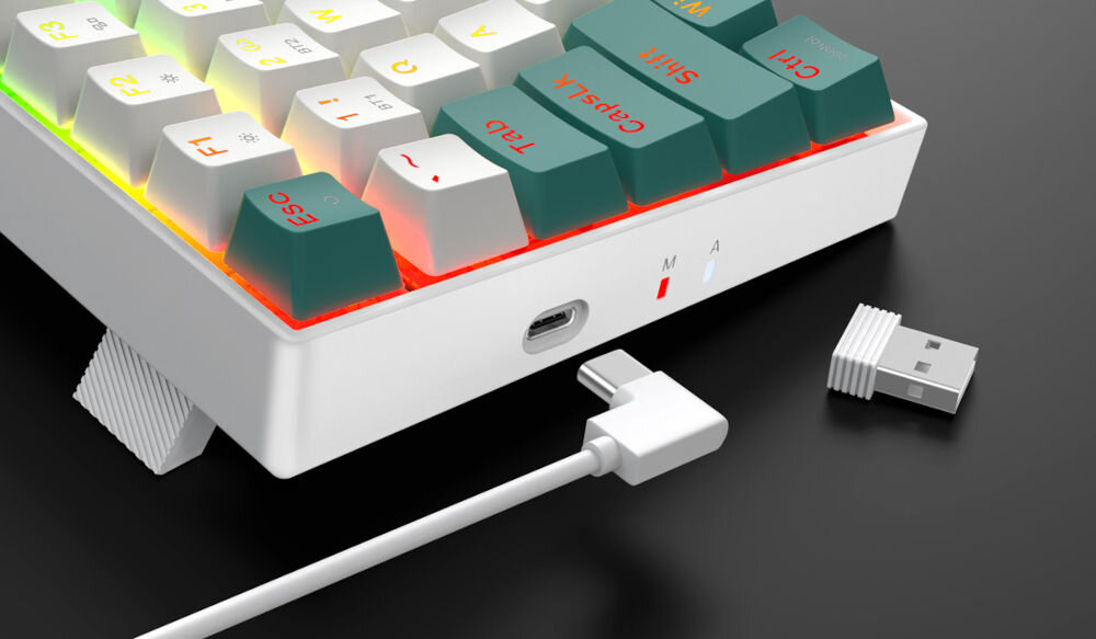 Klawiatura K678WG-RGB-PRO Singed wszechstronność połączeń dzięki trzem różnym trybom 
					połączenia - tryb bezprzewodowy 2,4 GHz, Bluetooth, przewodowy za pomocą odłączanego kabla USB-A / USB-C o długości 1,5 m 
					(przewód w zestawie)
					wbudowany akumulator o pojemności 1600 mAh oferujący do kilku dni pracy bez potrzeby ładowania, produkt na czarnym blacie, 
					kabel zakończony wtyczką USB-C, adapter USB-A 2,4 GHz