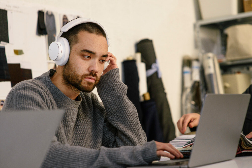 Słuchawki dokanałowe AKG N9 Hybrid ANC true adaptive noise cancelling mikrofony szumy czas warunki praca muzyka rozmowy