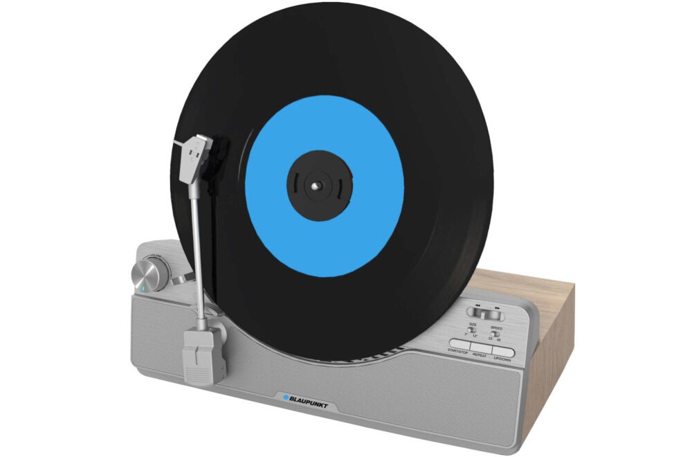 Gramofon pionowy BLAUPUNKT VT100- Klasyczny i wygodny, gramofon na białym tle po skosie