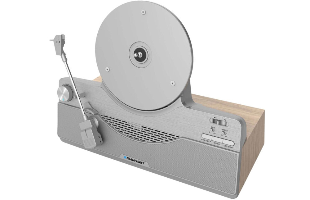 Gramofon pionowy BLAUPUNKT VT100- Energooszczędna praca, gramofon na białym tle po skosie