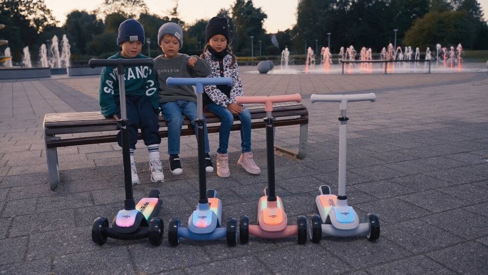 Hulajnoga dla dzieci SUN BABY Lumiride J02.024.0.2 Szary 3 kolka dwa z przodu jedno z tylu trojkolowa konstrukcja stabilnosc bezpieczenstwo komfort solidne kolka z materialu PU o srednicy 12 cm z przodu i 7 cm z tylu maksymalne obciazenie do 50 kg