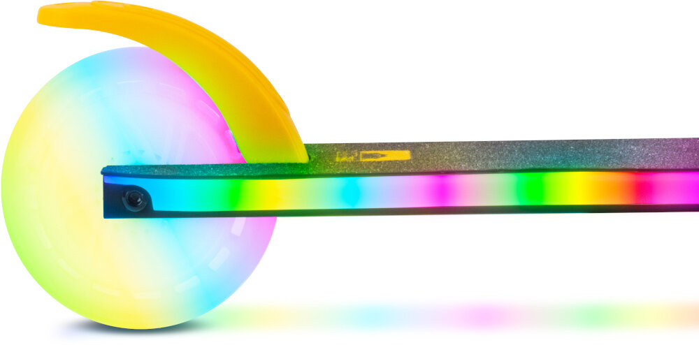 Hulajnoga dla dzieci SUN BABY Lumiride J02.026.0.5 Czarno-żółty zbliżenie na tylne koło dwa kółka stabilna bezpieczna komfortowa jazda solidne kółka z materiału PU o średnicy 13 cm maksymalne obciążenie do 50 kg