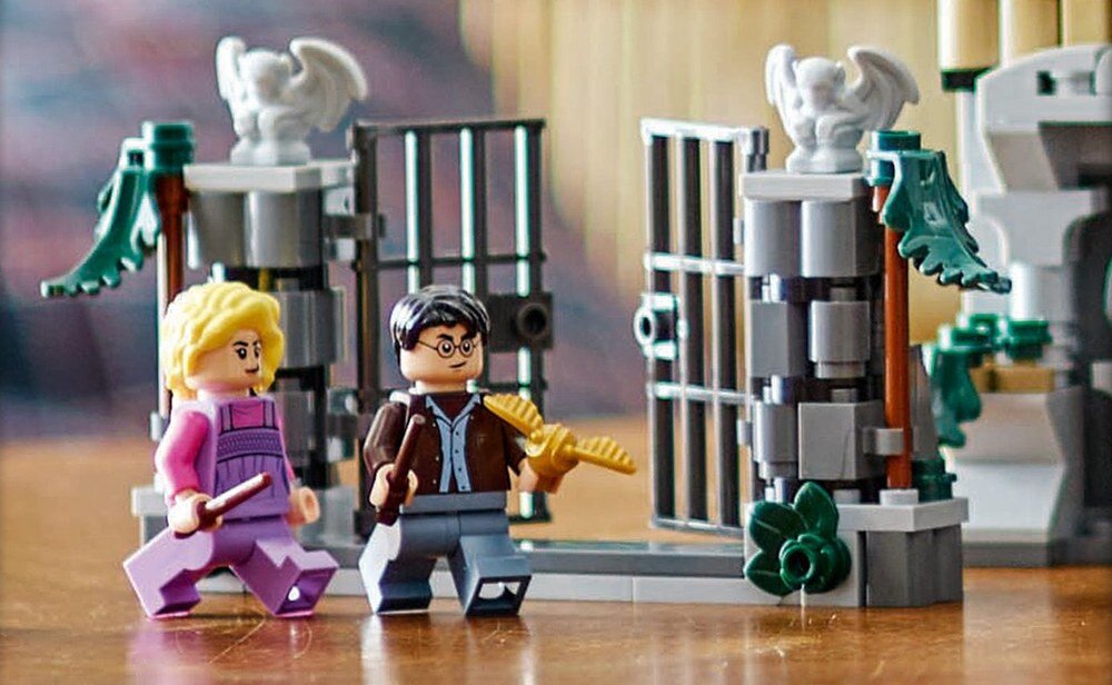 LEGO 76453 Harry Potter Dwór Malfoyów figurki   brama dworu 