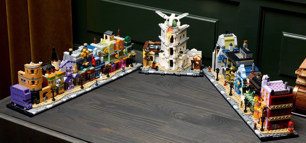 LEGO 76444 Harry Potter Magiczne sklepy na Ulicy Pokątnej rozłożony model, 2750 elementów sekcje elementy rząd budynków wymiary  