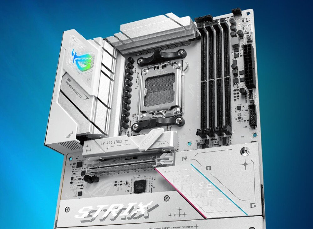 Płyta główna ASUS ROG Strix B850-A Gaming WiFi Biała płyta główna na tle gradientowego niebieskiego światła. Wyeksponowane sloty na pamięć RAM i system chłodzenia
