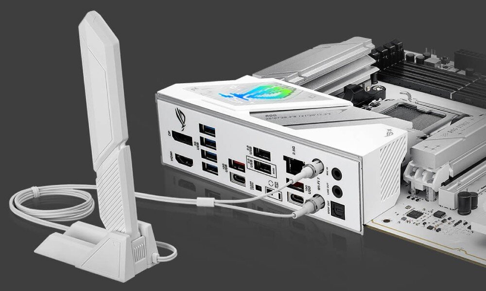 Płyta główna ASUS ROG Strix B850-A Gaming WiFi Panel tylnych portów płyty głównej z podłączoną białą anteną Wi-Fi. Widoczne złącza USB, HDMI, Ethernet i audio