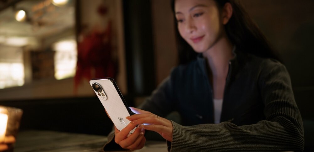 Smartfon HUAWEI Nova 13  AI Eye Comfort Display kobieta czyta na smartfonie 