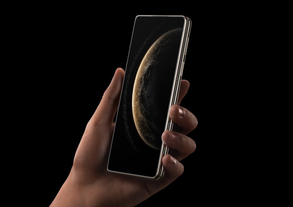 Smartfon HUAWEI Mate X6 Wyświetlacz smartfon w ręku widok na ekran  