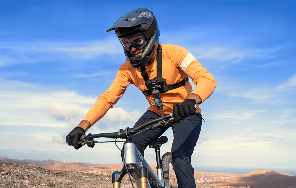 Kamera sportowa INSTA360 X4 - ekstremalna jazda na snowboardzie, nagrania, podrozowanie, uchwyt, kamera 
