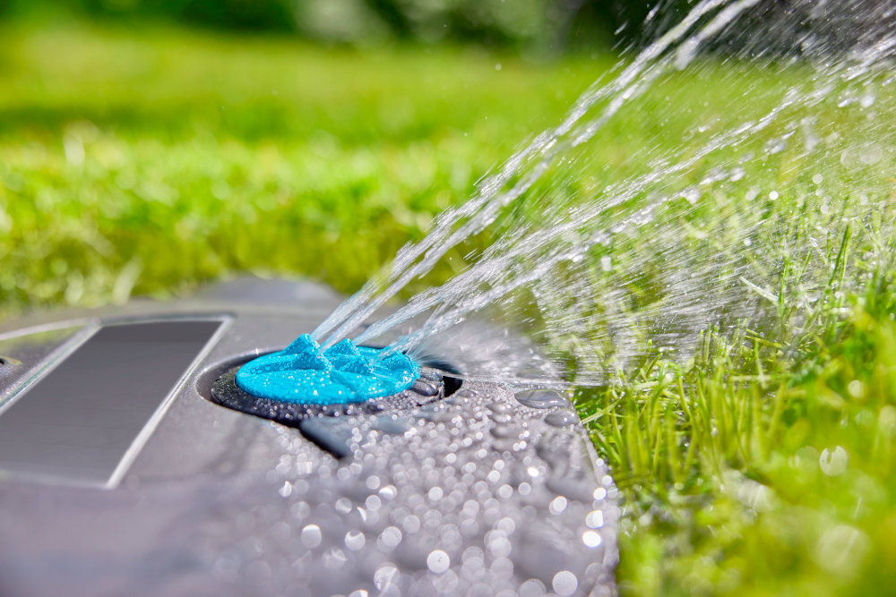 Zraszacz GARDENA AquaPrecise 16001-20 trawnik trawa zbliżenie na dysze zraszacza możliwość regulacji zasięgu w zakresie od 2 do 10 metrów woda nie jest marnowana efektywne i ekonomiczne podlewanie