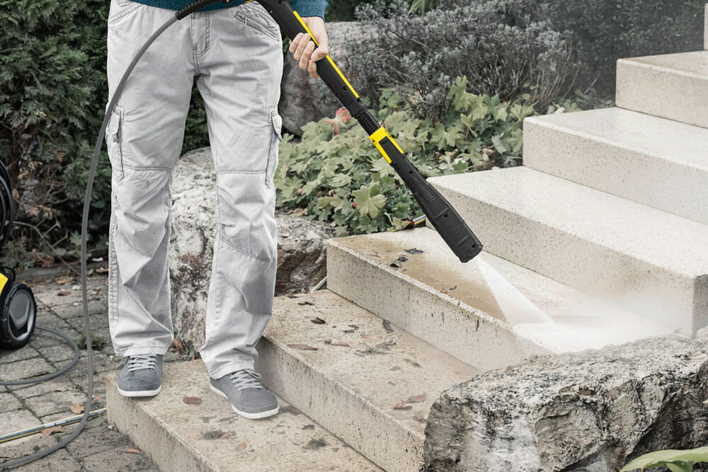 Myjka ciśnieniowa KARCHER K7 Smart Control Flex Home 1.317-341.0 osoba czyści pistoletem schody strumień wody wąż Wąż wysokociśnieniowy PremiumFlex długość 10 metrów maksymalny komfort użytkowania pełna swoboda ruchu wyjątkowa elastyczność łatwe zwijanie i rozwijanie węża 