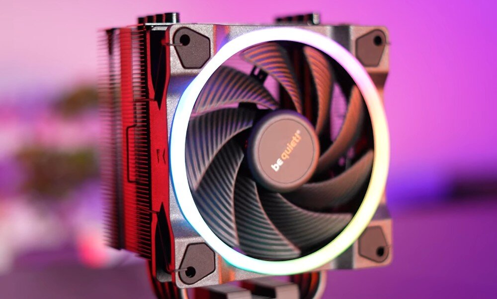 Komputer MAD DOG BQ500FX-I10DR32 zbliżenie na chłodzenie z włączonym podświetleniem wentylatora temperatura radiator