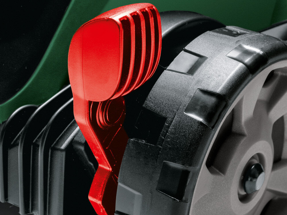 Kosiarka akumulatorowa BOSCH CityMower 0.600.8B9.A09 zbliżenie na dźwignię do regulacji 3-stopniowa centralna regulacja wysokości cięcia w zakresie od 30 do 60 mm dźwignia umieszczona obok przedniego koła łatwo i szybko dopasować wysokość trawy do aktualnych potrzeb