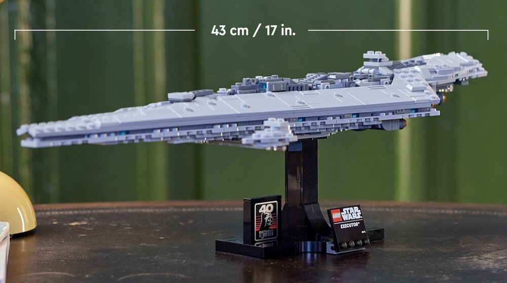 LEGO 75356 Star Wars Gwiezdny superniszczyciel typu Executor na stole   