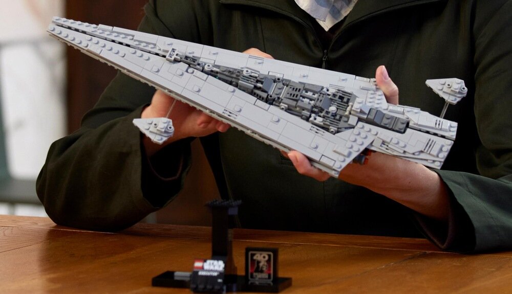 LEGO 75356 Star Wars Gwiezdny superniszczyciel typu Executor  na stole  