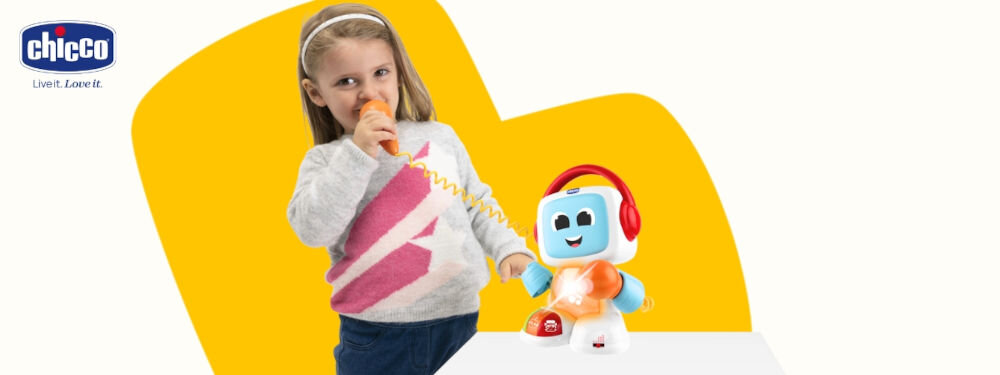 Zabawka edukacyjna CHICCO Happy Music Śpiewający robot Robit 00011853000000 biało żółte tło robot stoi na blacie świecący brzuch mikrofon w reku czerwone słuchawki dziewczynka trzyma mikrofon wspiera rozwój dzieci zachęcanie do śpiewu rozwijanie poczucia rytmu wpływa na zdolności muzyczne i motoryczne maluchów śpiewanie i eksperymentowanie z dźwiękami poprawa mowy i wymawiania słów zmienność głosów i muzyki rozwijanie kreatywności pobudzenie wyobraźni Wybór różnych gatunków muzycznych śpiew do mikrofonu stymulacja koordynacji słuchowej rozróżnianie i synchronizowanie dźwięków 