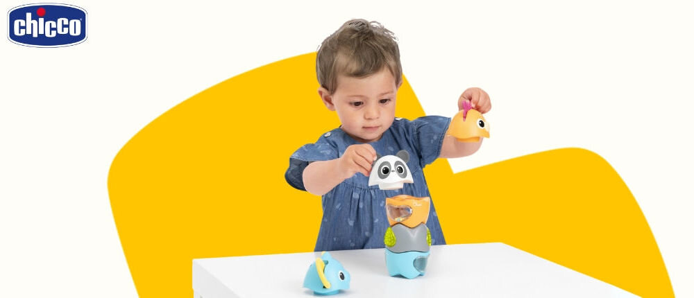 Zabawka edukacyjna CHICCO Baby Sense & Focus Zwierzaki Aktywizaki 00012154000000
					układanka z tej zabawki pozwala maluchowi łączyć elementy w stos, wspiera rozwój motoryki małej,
					ćwiczy zdolności manualne, koordynację ręka-oko i precyzyjne ruchy palców,
					biało-żółte tło, dziecko bawiące się produktem, logo producenta