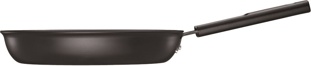 Patelnia FISKARS Hard Face 1075459 26 cm białe tło czarna patelnia stoi bokiem rączka Uchwyt z trwałego i wysokiej jakości tworzywa sztucznego komfort użytkowania  ergonomiczny kształt pewny stabilny chwyt maksymalne bezpieczeństwo wygoda pracy możliwość używania jej w piekarniku (do 150°C) wszechstronna do smażenia zapiekania potraw 