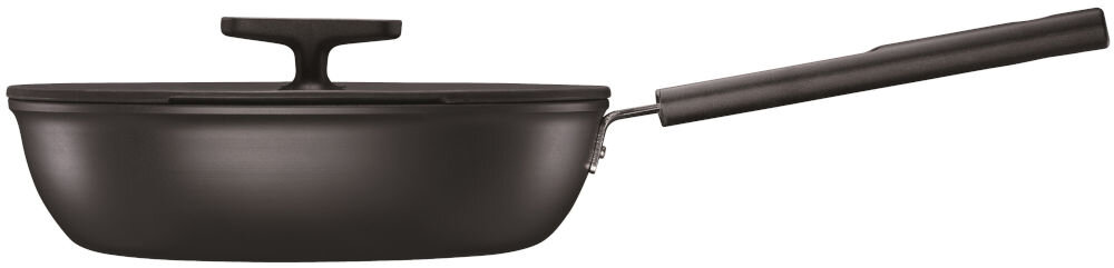 Patelnia FISKARS Hard Face 1075529 26 cm białe tło czarna patelnia stoi bokiem rączka pokrywka Uchwyt z trwałego i wysokiej jakości tworzywa sztucznego komfort użytkowania  ergonomiczny kształt pewny stabilny chwyt maksymalne bezpieczeństwo wygoda pracy możliwość używania jej w piekarniku (do 150°C) wszechstronna do smażenia zapiekania potraw 