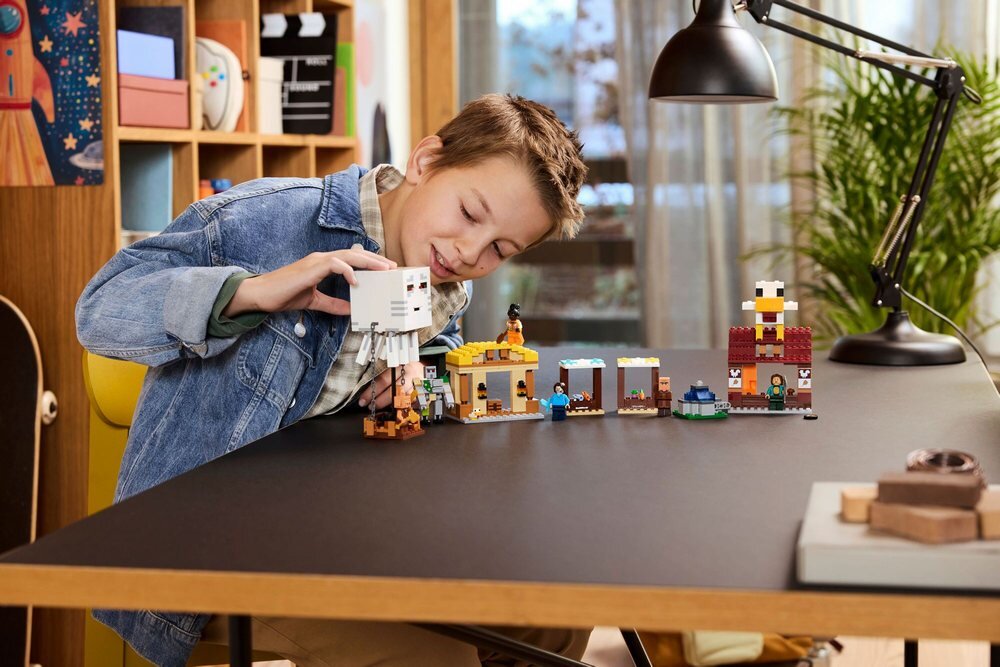 LEGO 21273 Minecraft Atak balonowego Ghasta na wioskę  postacie z gry figurka żelaznego golema stragany na rynku, restauracja Steve’a ze smażonymi kurczakami