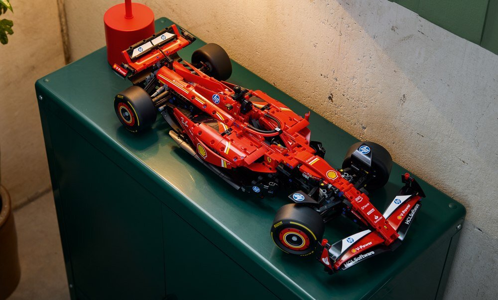 LEGO 42207 Technic Bolid F1 Ferrari SF-24  na szafce  