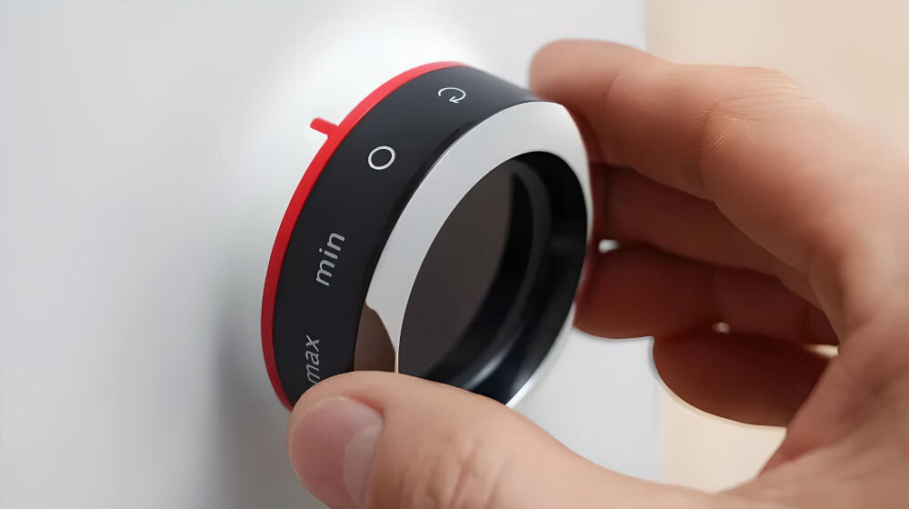 Maszynka do mięsa BOSCH MFWS607W pokrętło w kolorze czarnym elementy czerwonego obrazki ręka trzymająca pokrętło praktyczne pokrętło sterujące dwie dostępne prędkości pracy funkcja Reverse praktyczna płynne działanie bez zacięć prosta intuicyjna obsługa 