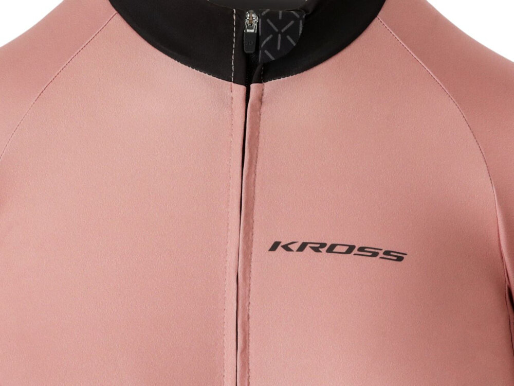 Koszulka rowerowa KROSS Flow Lady 2.0 rozmiar S Różowo-czarny zbliżenie na przód koszulki widoczny zamek panele wentylacyjne pod pachami wspomagają odprowadzanie wilgoci i ciepła zamek na całej długości zabezpieczenia zamka na górze i dole chronią skórę przed otarciami zapobiegają uszkodzeniu materiału