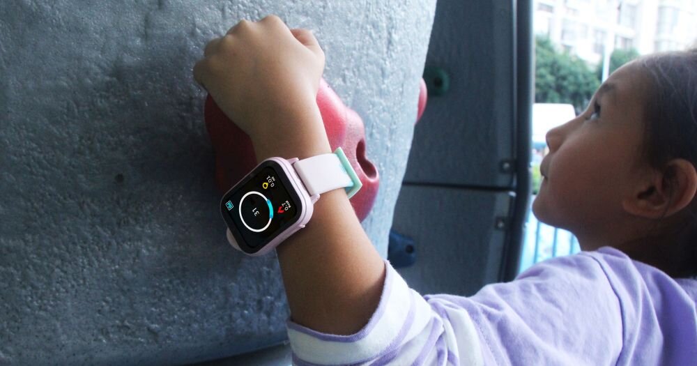 Smartwatch BEMI Kizzo dziecko na ściance wspinaczkowej 